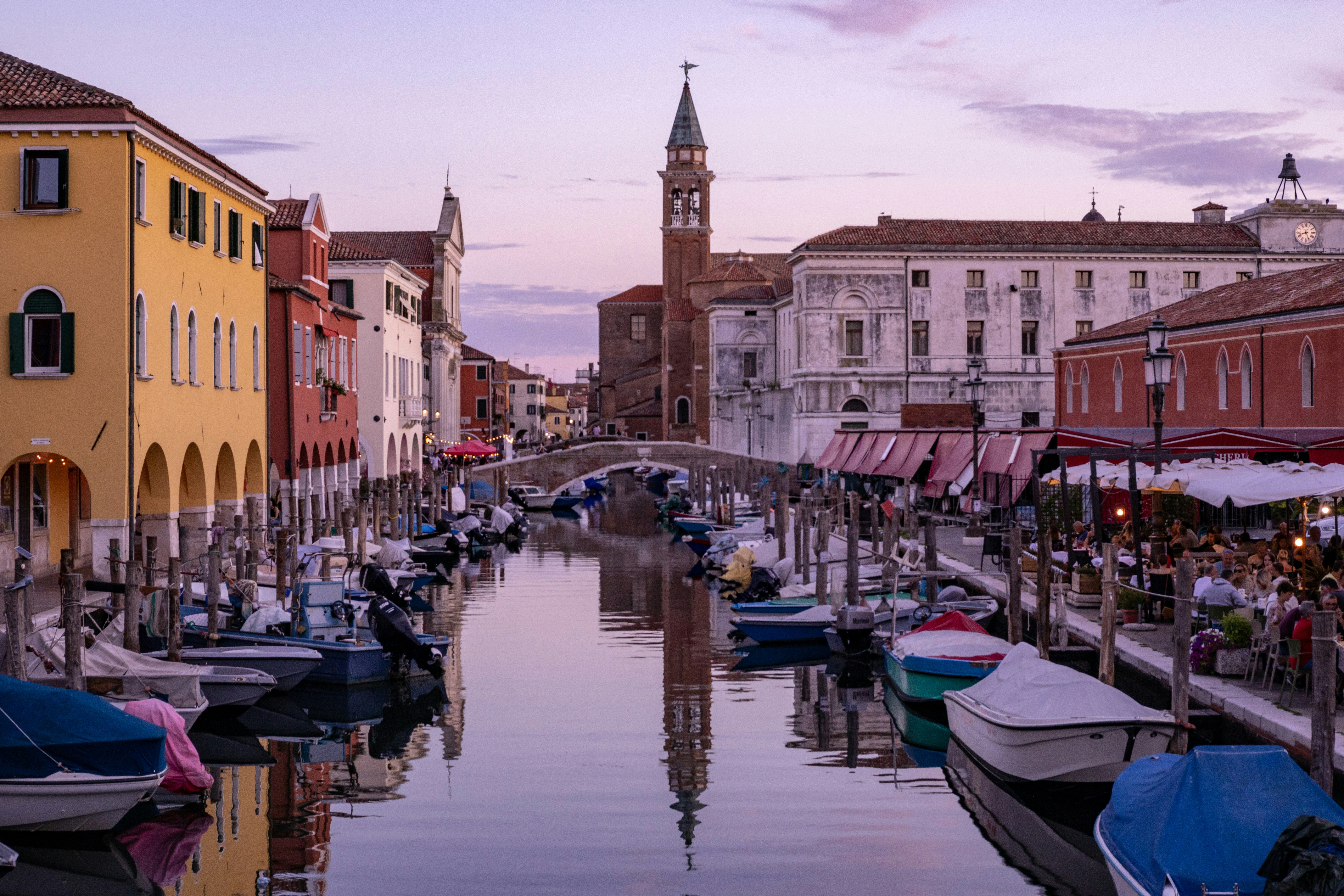 Kanal og båter og bygg