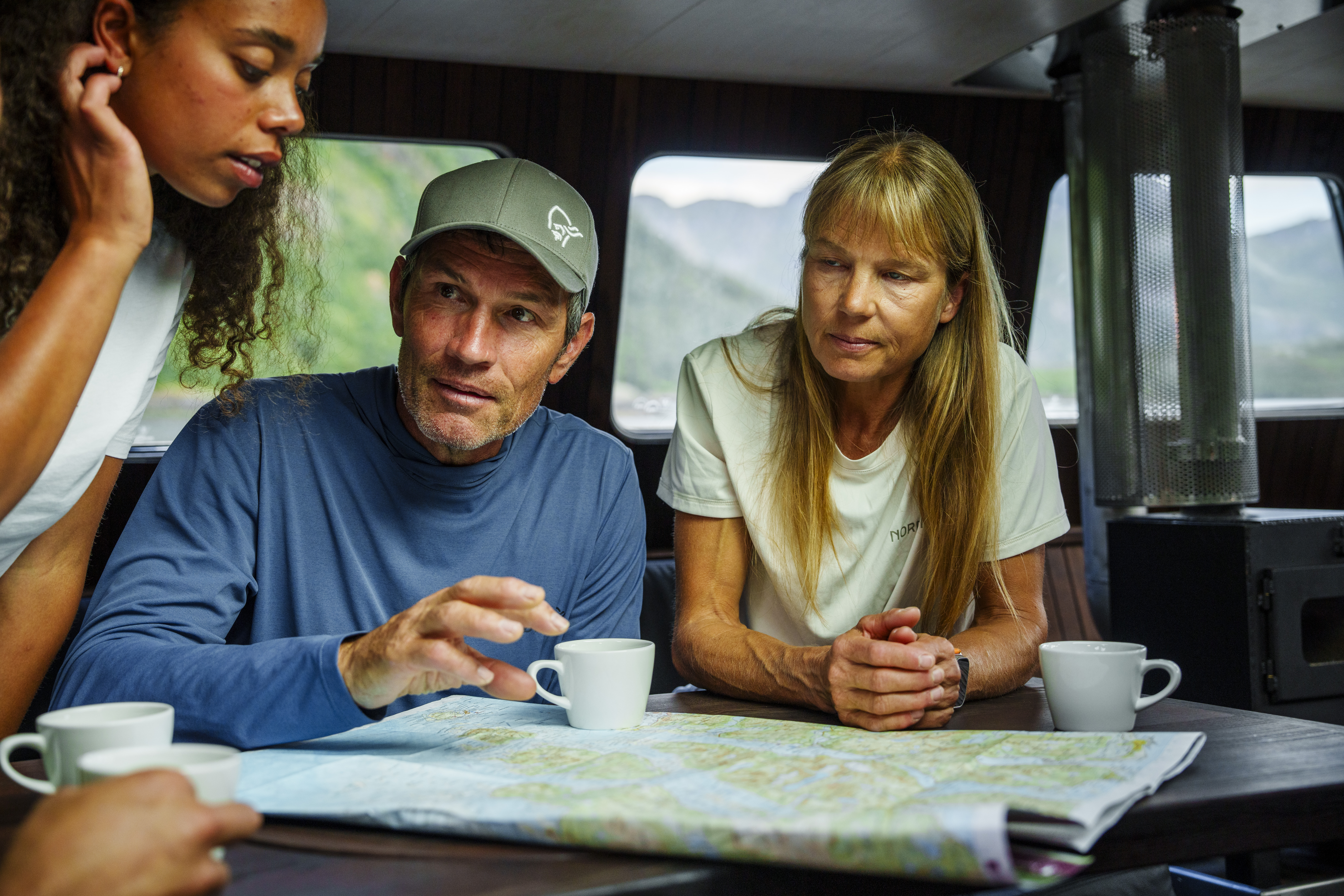 Folk som ser på et kart