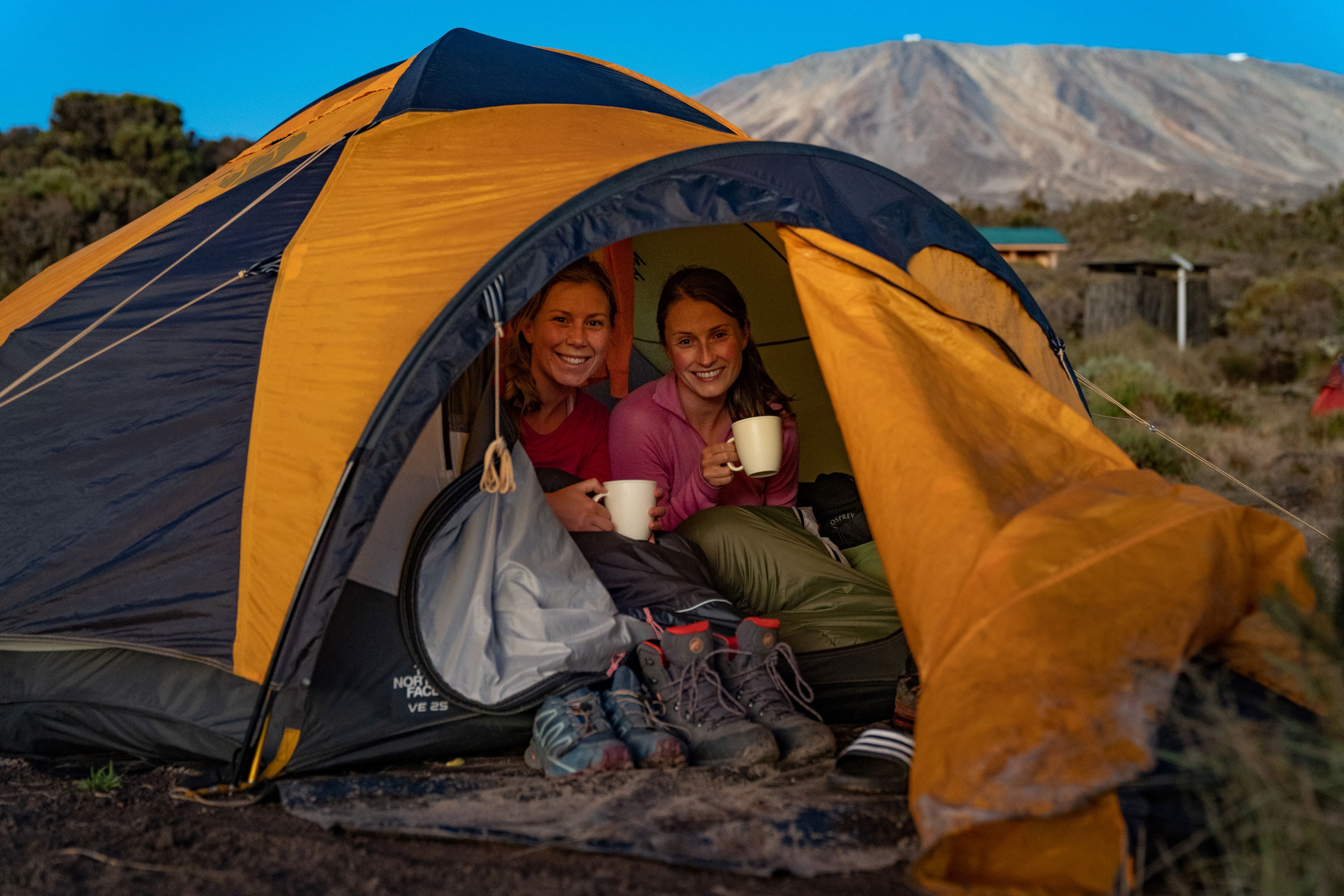 To kvinner i et telt med kaffekopp