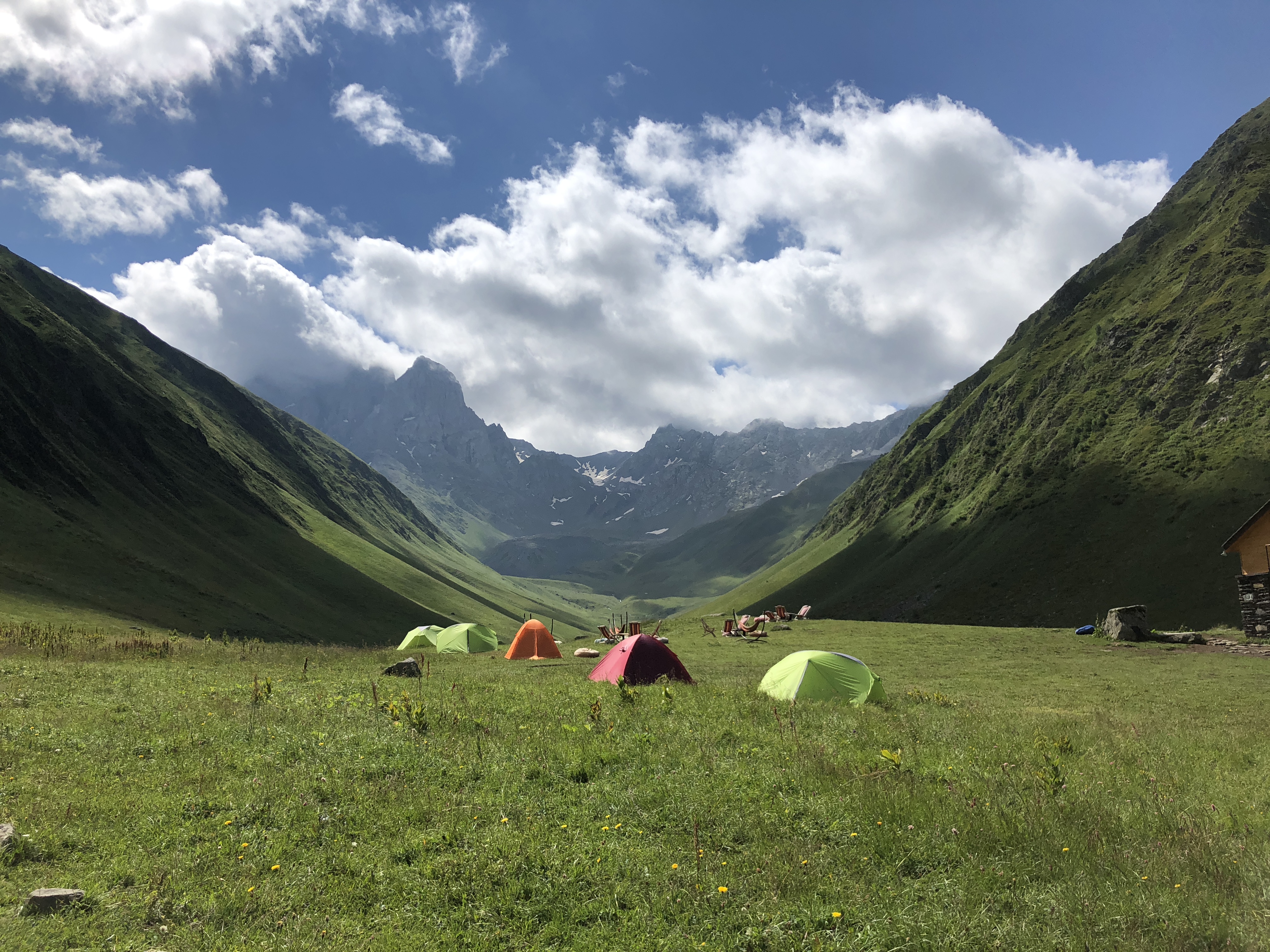 Telt på en eng i fjellet