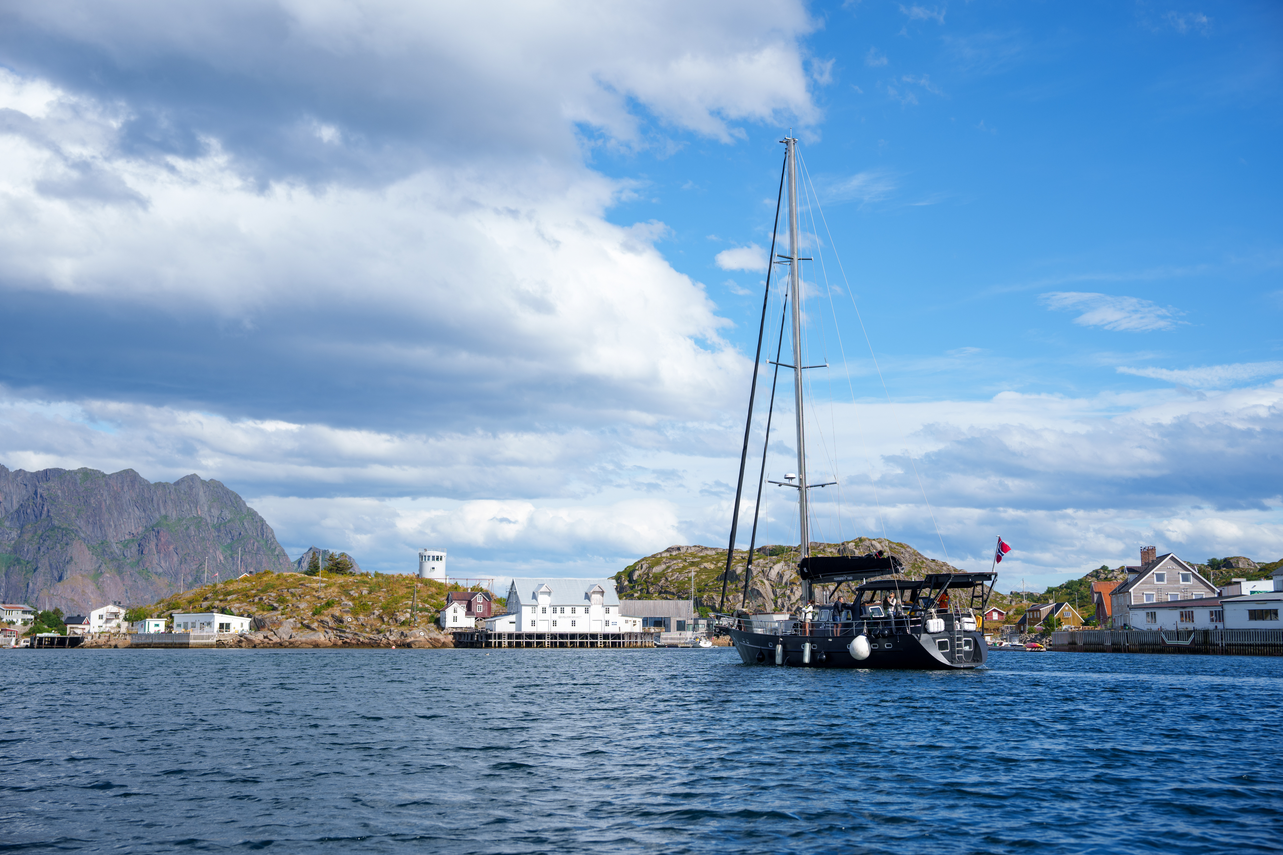 Seilbåt og blå himmel