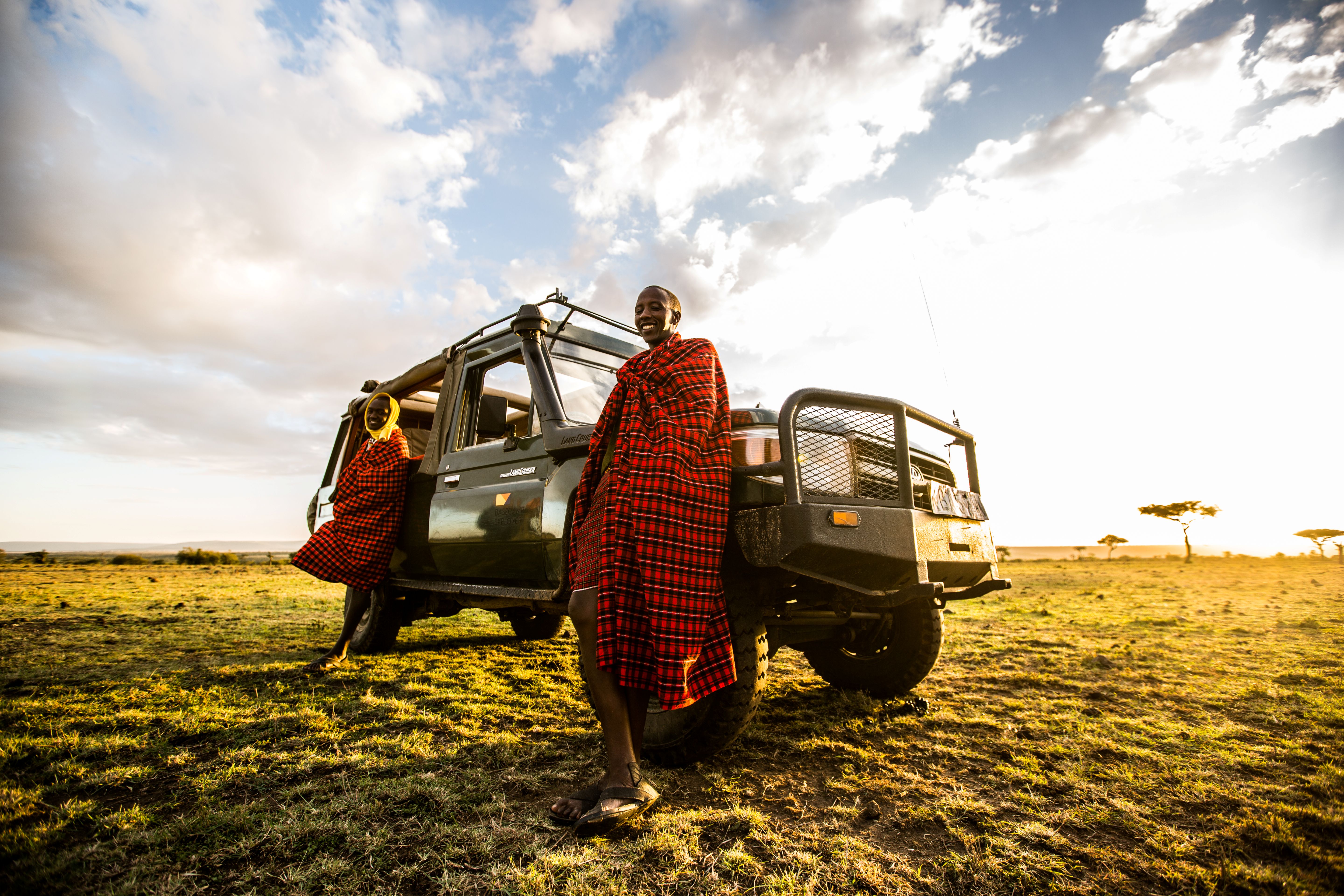 Masai menn og en jeep