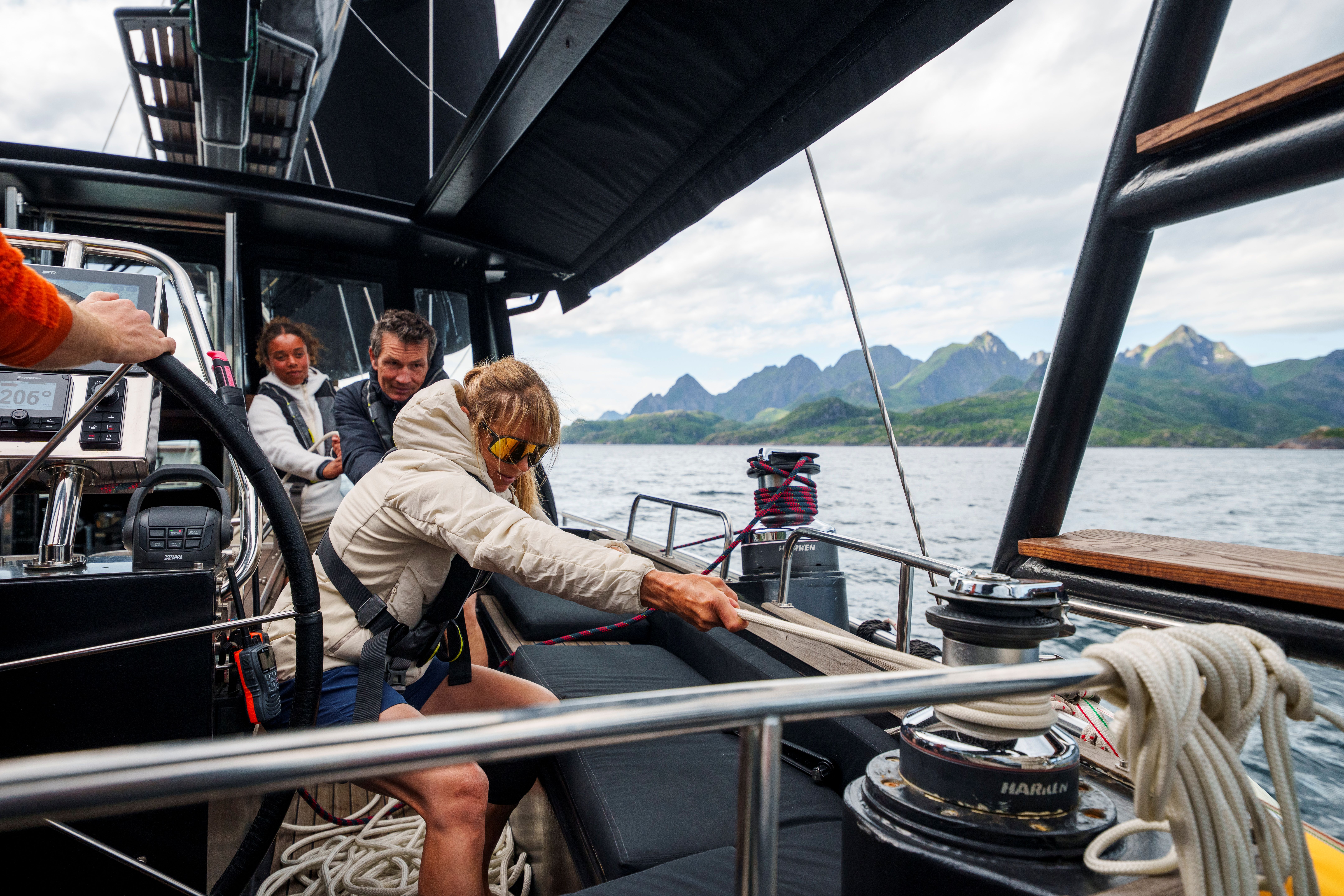 Folk på en seilbåt