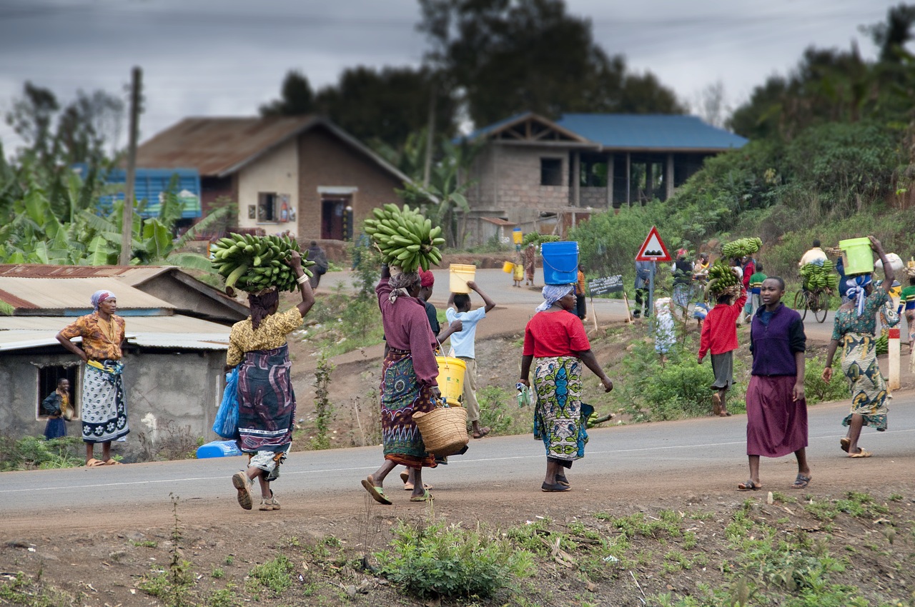 Folk som går på gaten i Tanzania
