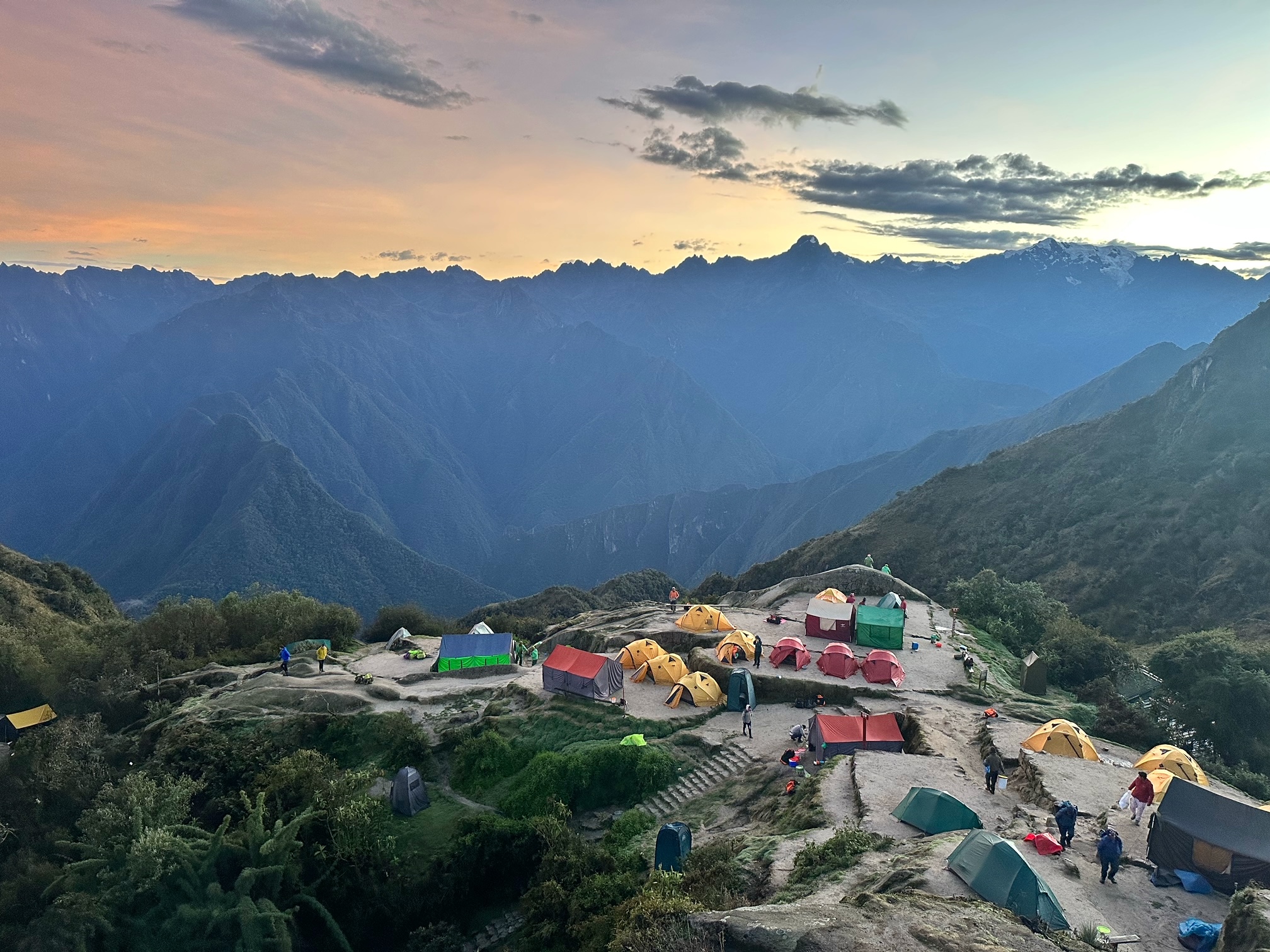 Telt på et fjellplatå i solnedgang