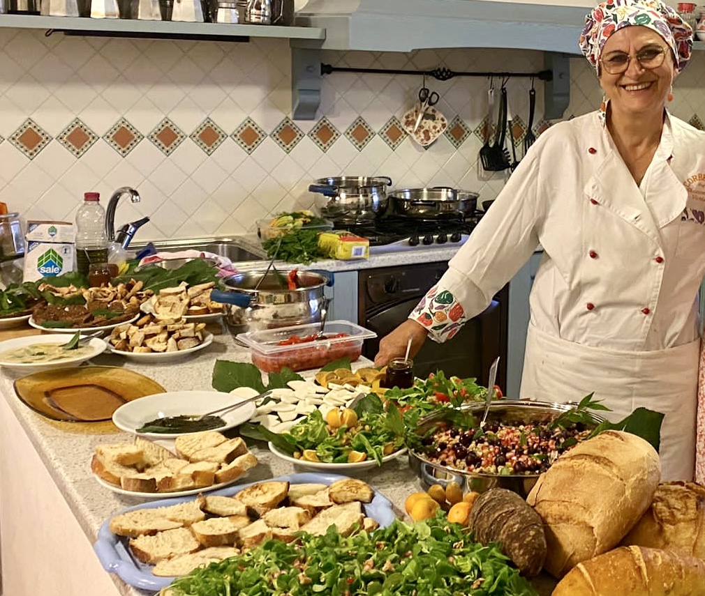 Lokal italiensk dame som lager mat