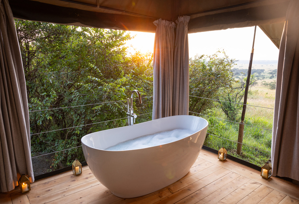 Bathtub in cabin in the Savannah with a view of the sunset