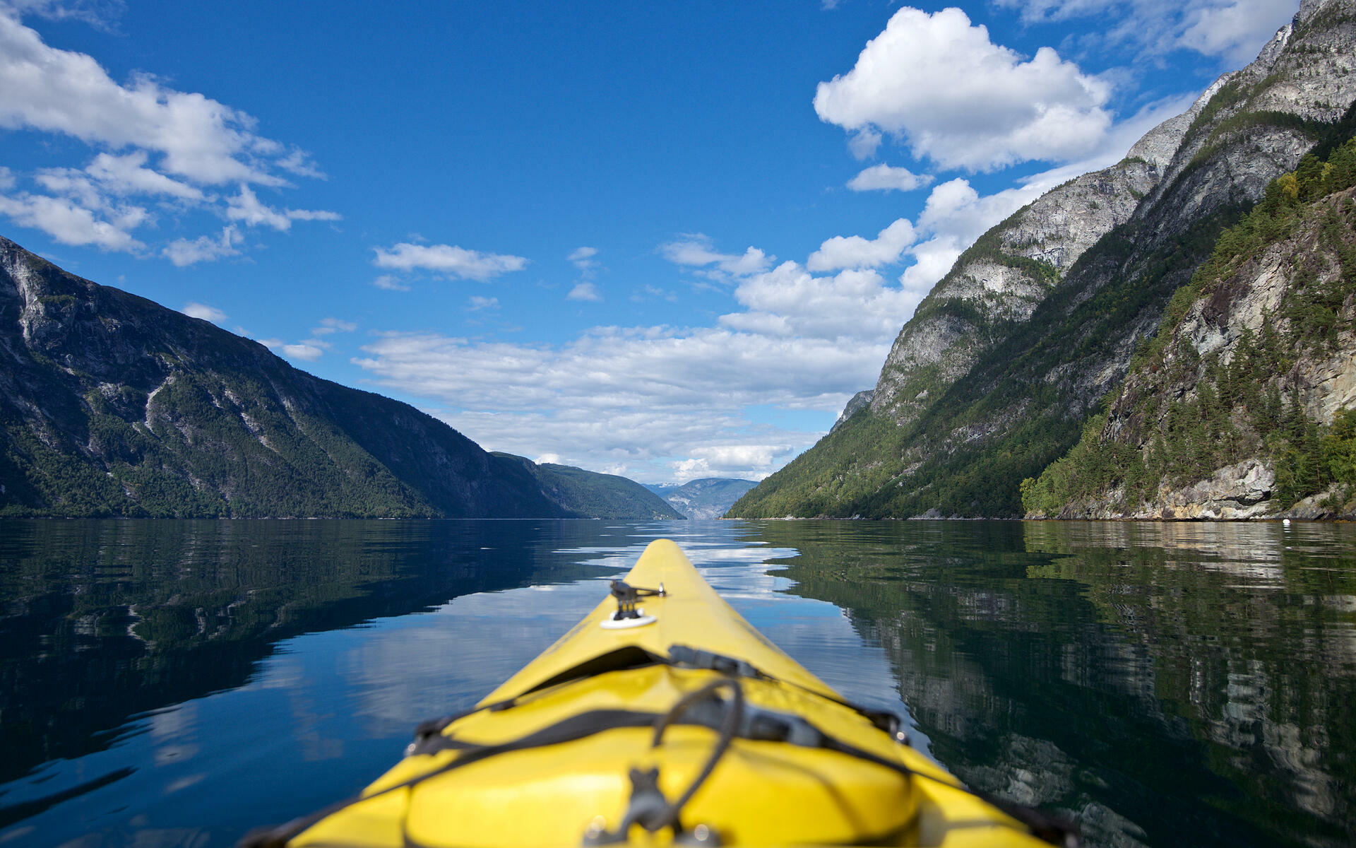 Kayaking in Aurlandsfjorden_Øyvind Heen - fjords.com