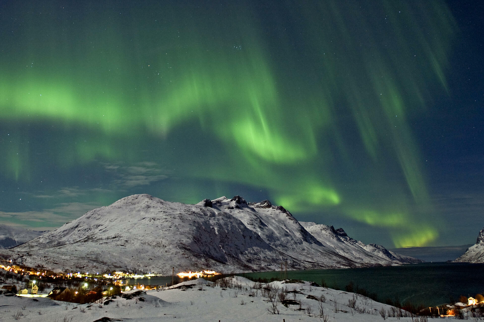 Northern lights over the Ersfjord in Tromsø_Bjørn Jørgensen - VisitNorway.com