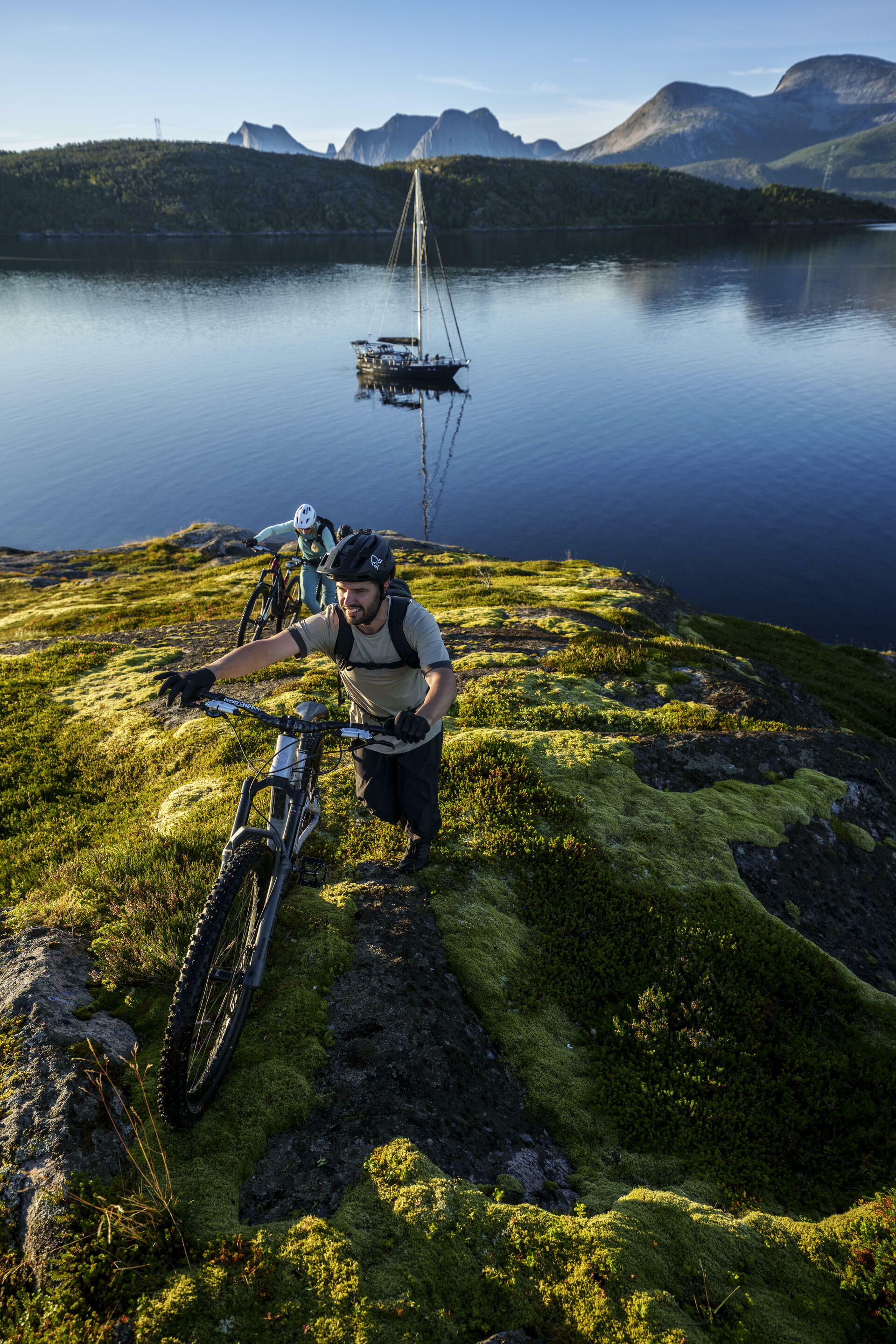 Antoni Villoni Birk Gunnar Selquist Kathi Kuypers VARG 2252-26 7718 fjørå flex1 hybrid Pants M's Caviar Black 2300-26 8883 fjørå equaliser T-shirt M's Winter Twig/Beluga