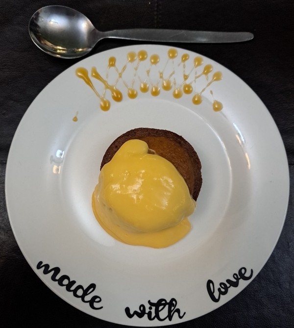 En desserttallerken med teksten 