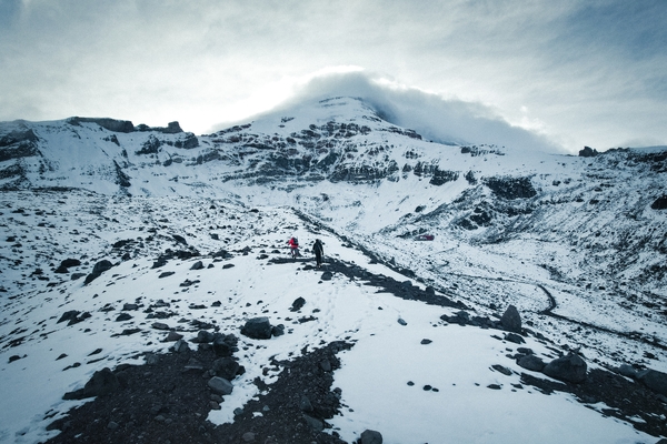 Et snødekt fjelllandskap under en overskyet himmel.