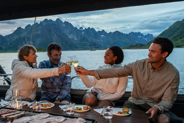 Folk som nyter middag på seil båt