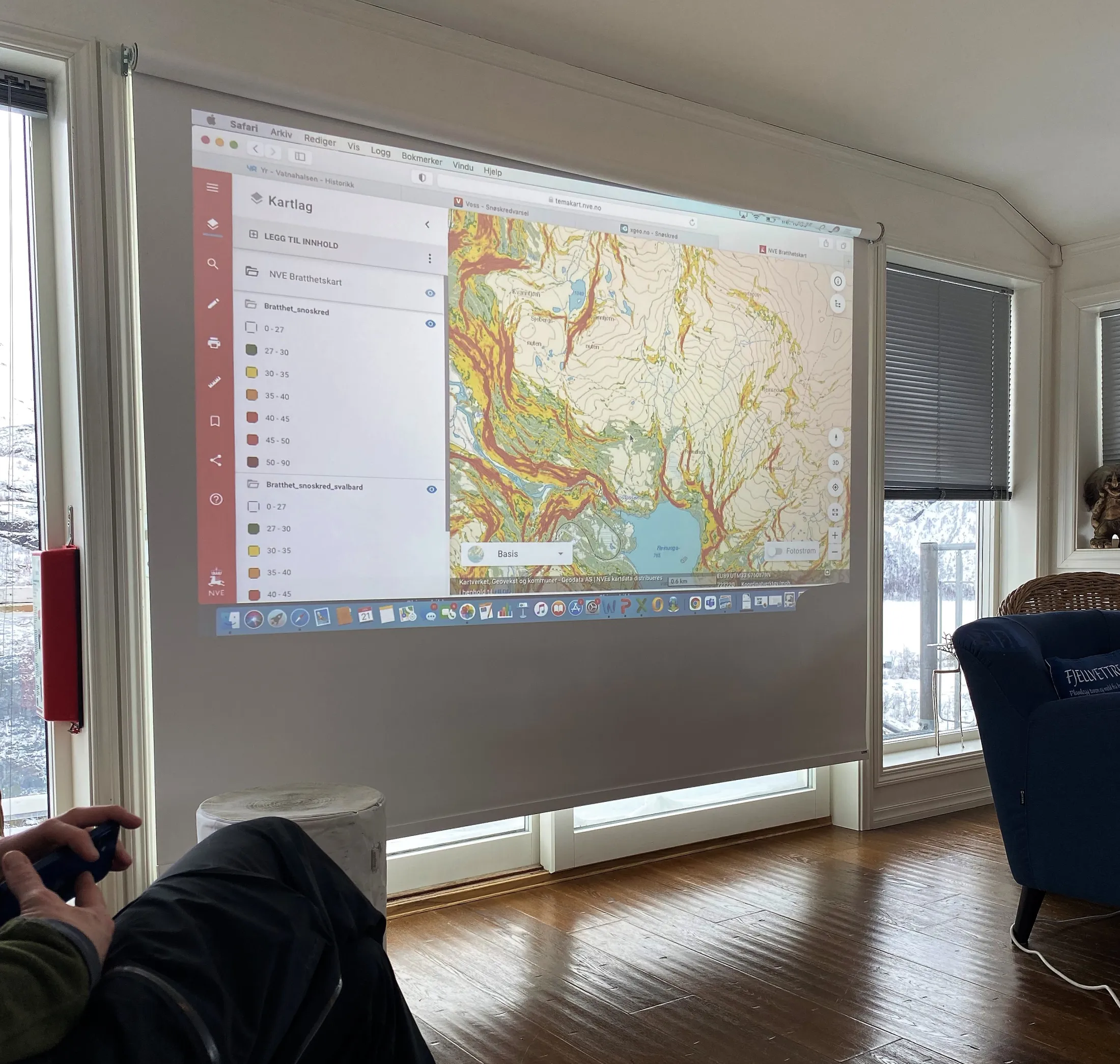 Et bratthetskart for snøskred vises på et hvitt lerret under en presentasjon innendørs.