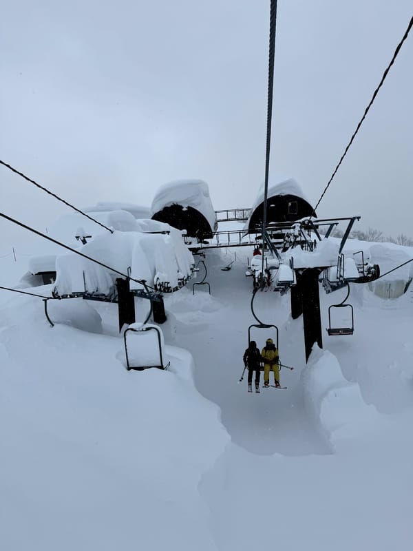 Stolheis med to personer og masse snø