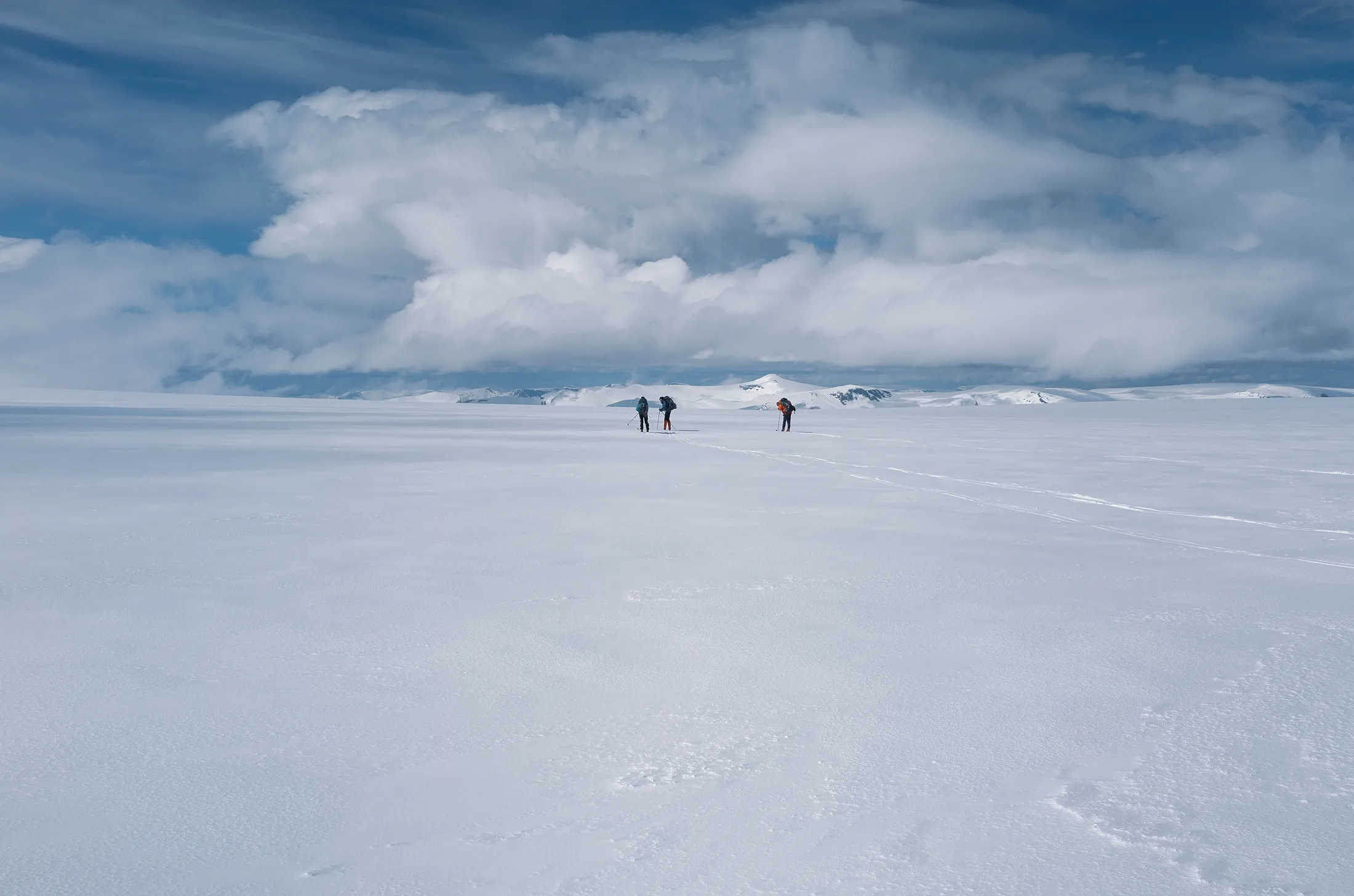 Skiløpere som har en kort pause på toppen av Jostedalsbreen
