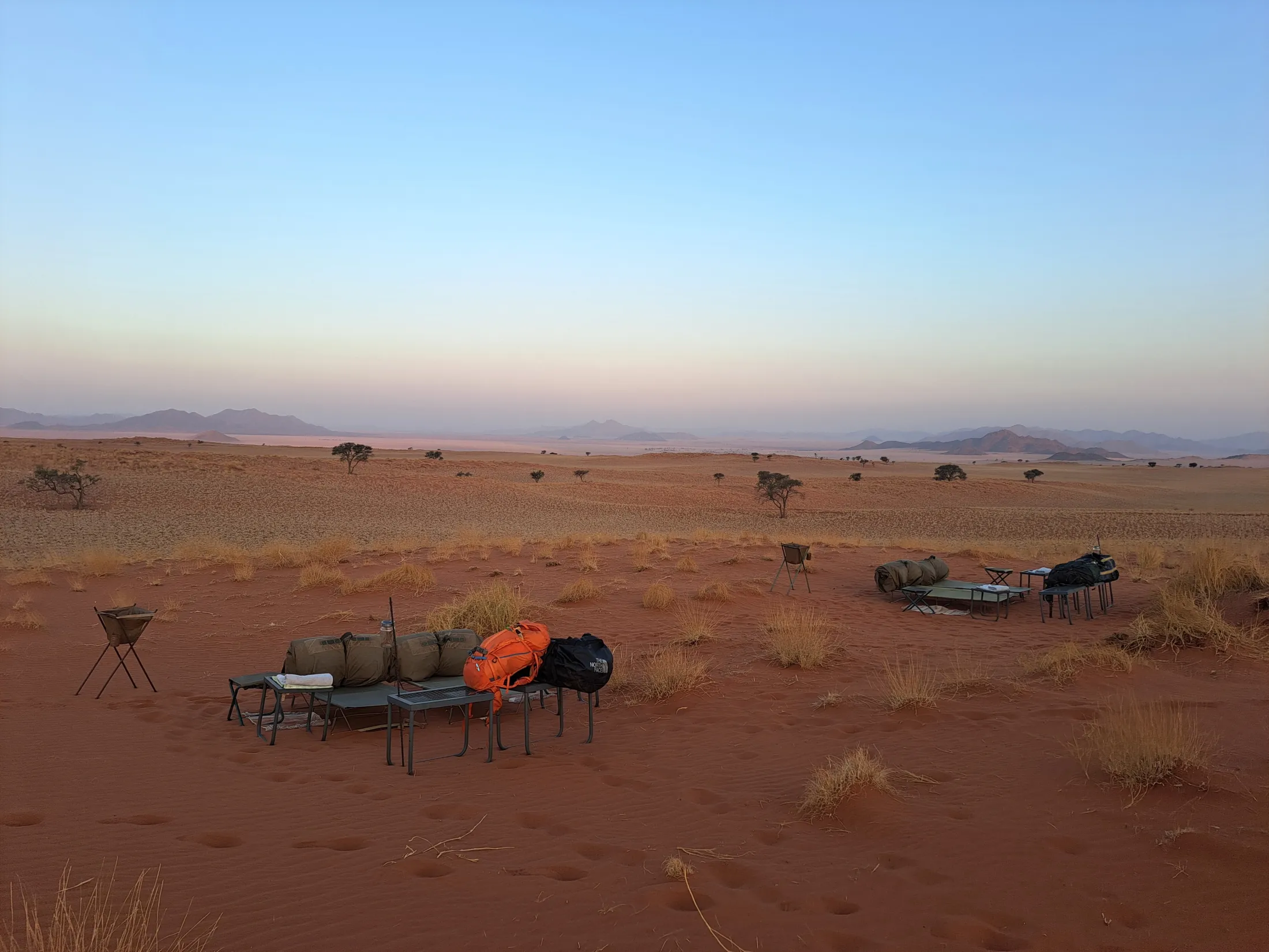 Camp i ørken med soloppgangslys og klar himmel. 