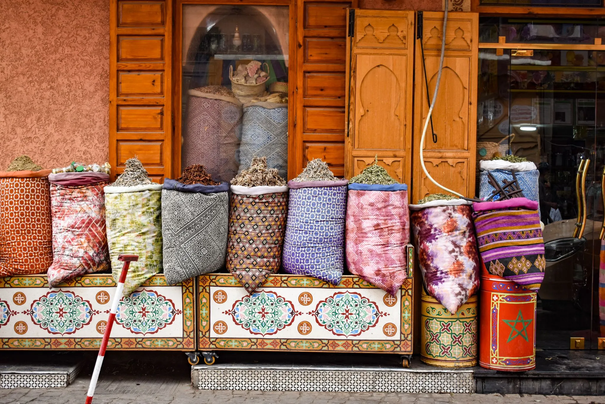 Sekker med krydder og te i Marrakech.