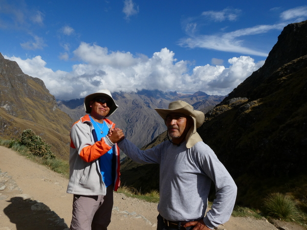 Folk i fjellet med blå  himmel