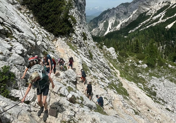 Folk på en sti i fjellet