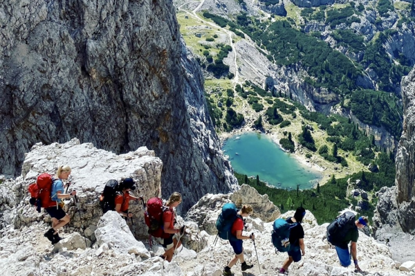 Folk på en fjellrygg