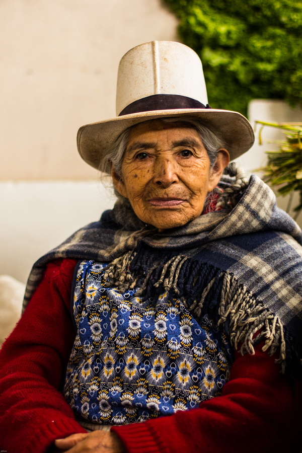 Dame i tradisjonelt klær Peru