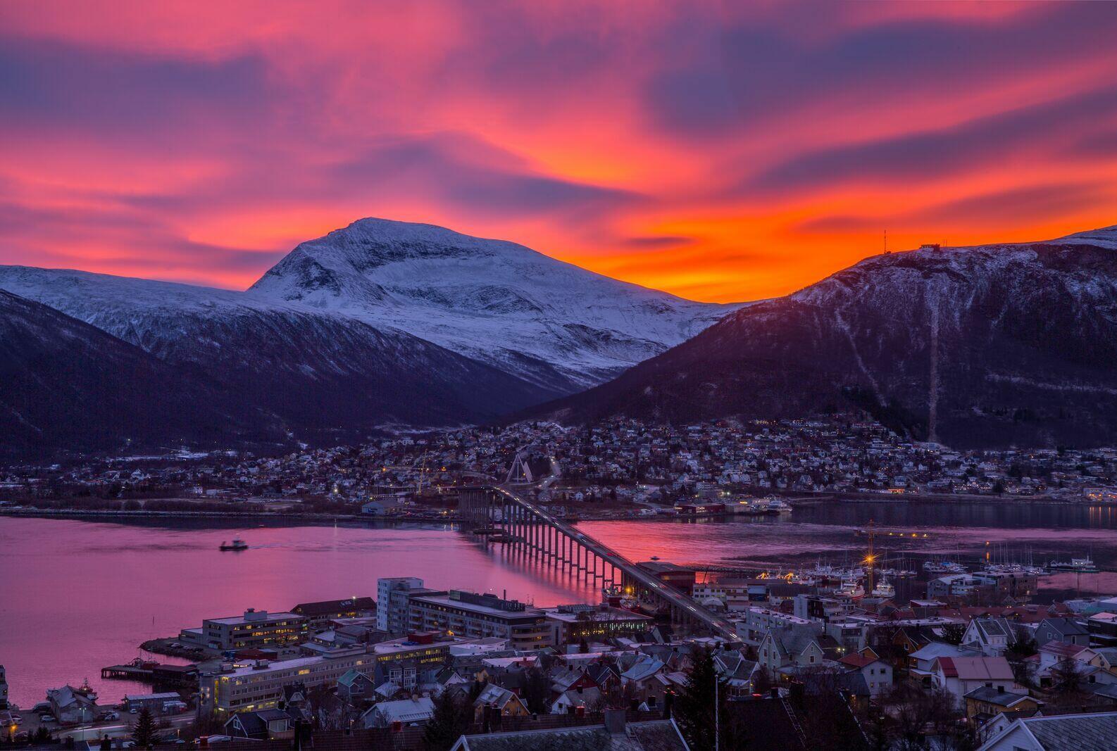 Tromsø by Night ©Yngve Olsen - Visit Norway