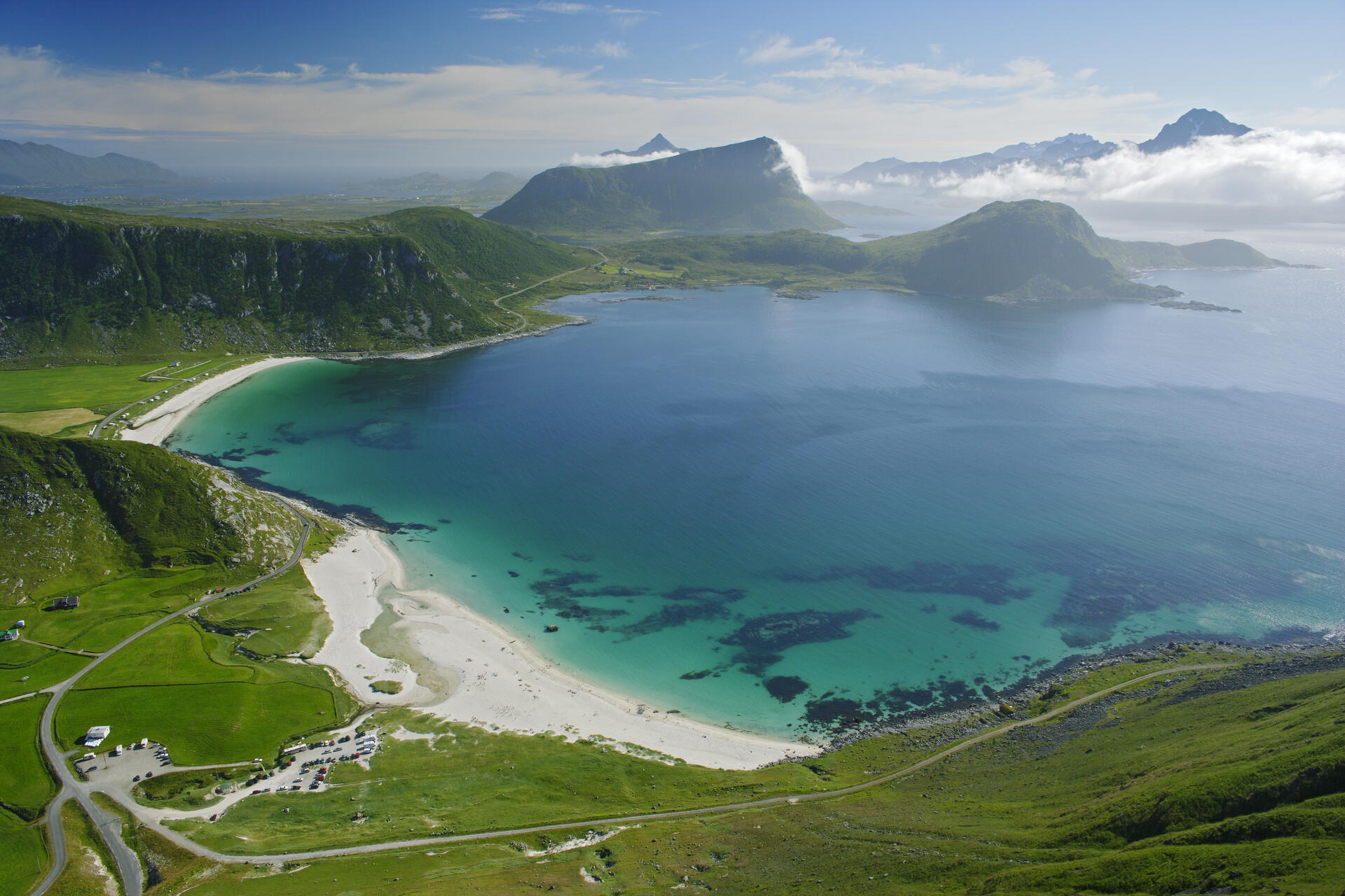 Sommerdag innerst i Vikspollen på Vestvågøya i Lofoten, Nordland. Vik. Haukland. Vestvågøy. Sandstrand. Haukelandstrand. Hauklandstrand. Kyst. Kystlandskap. Hav og fjell. Fra fjellet Mannen. Kysten. Sommer i Lofoten. Nord-Norge.