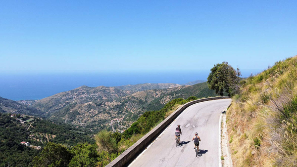 Syklister som sykler i kystlandskapet