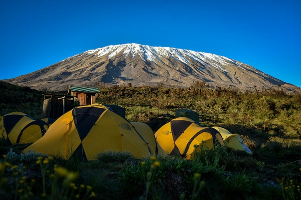 Telt forran et fjell