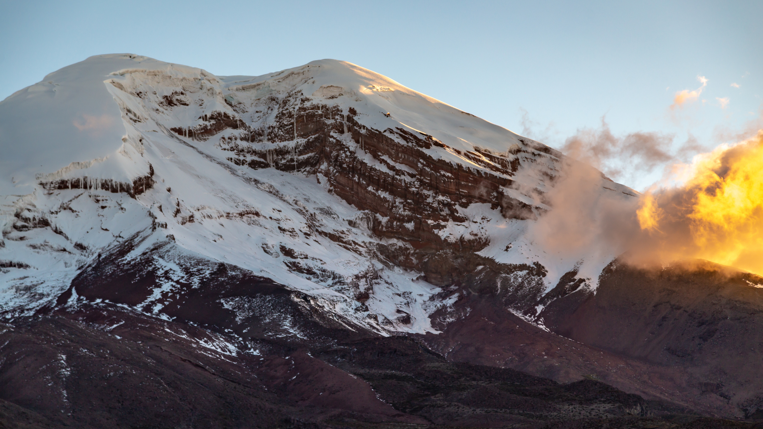Fjellet Chimborazo i Ecuador i soloppgang