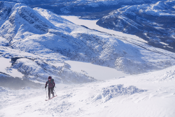 Person på ski på et fjell