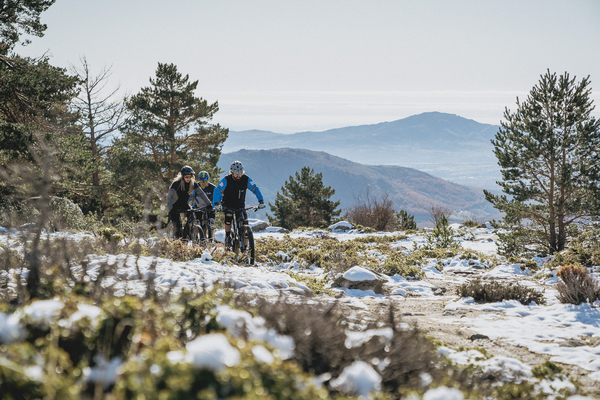 Terrengsyklist på sti