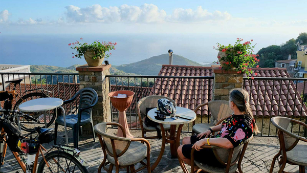 Sitter på kafé med utsikt over havet