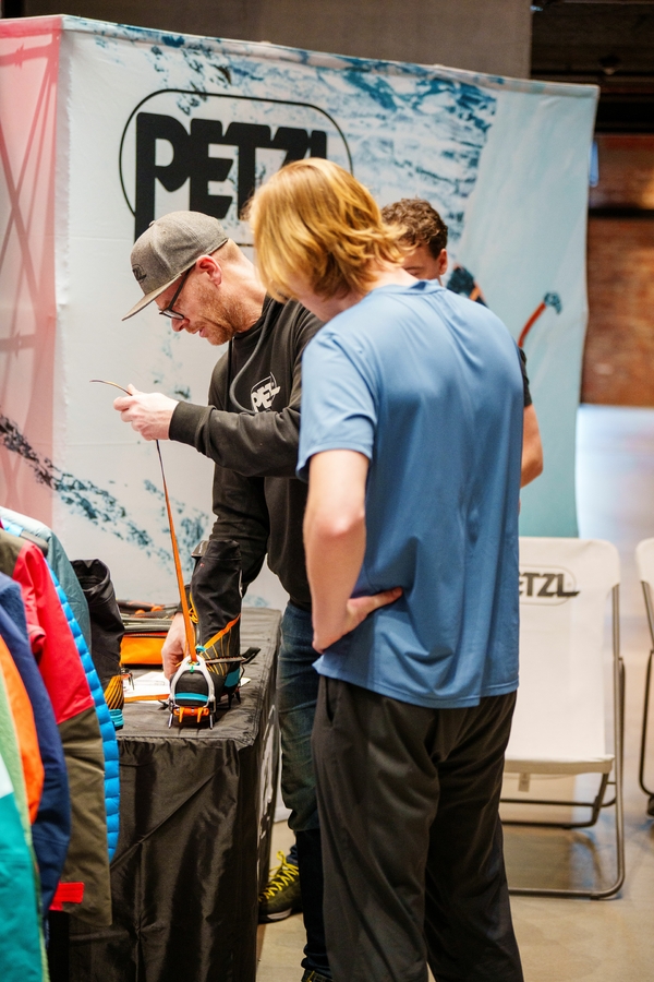 To menn som tester stegjern på sko