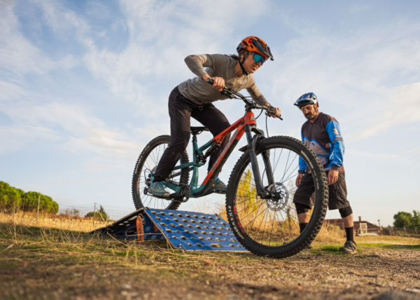 Terrengsyklist som sykler over hopp