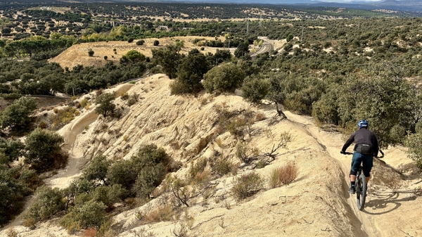 Terrengsyklist på sti