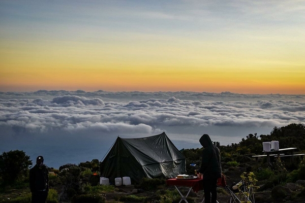 Soloppgang og camp i fjellet