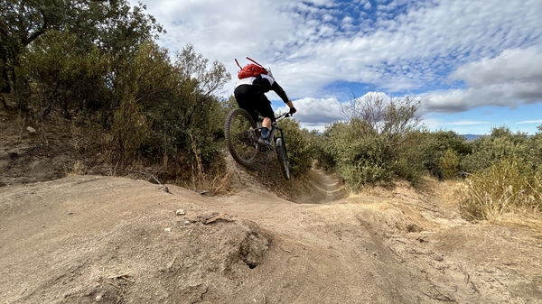 Terrengsyklist som sykler over hopp