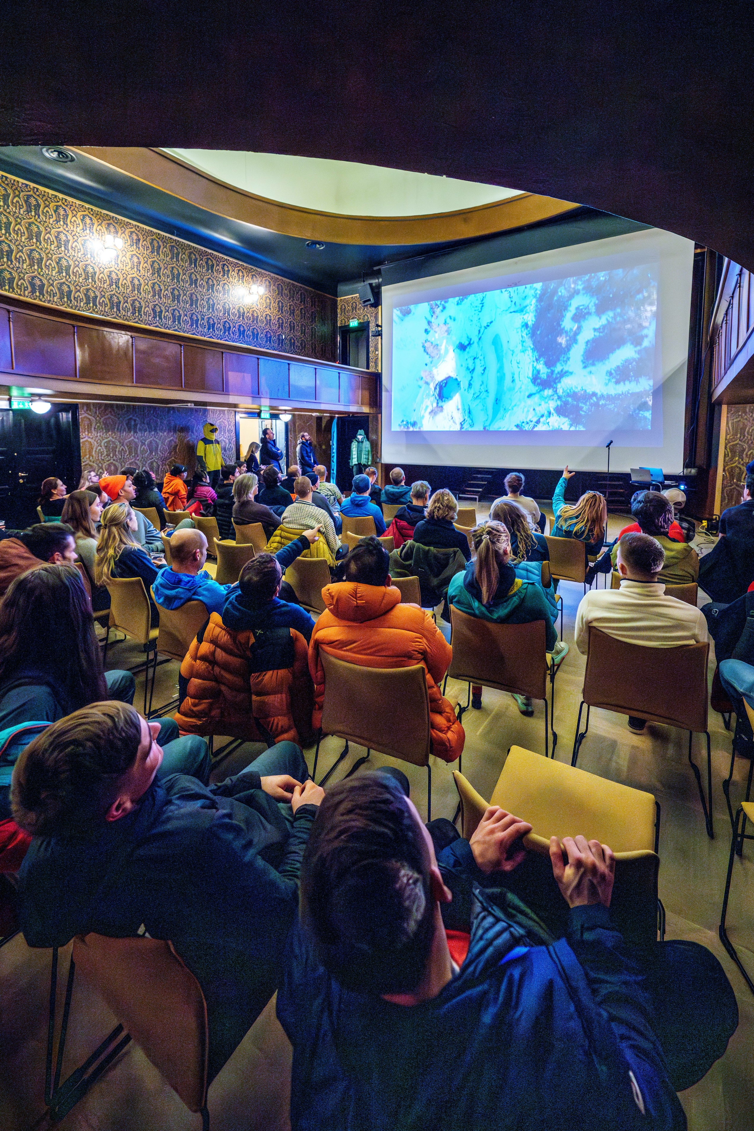 Gruppe mennesker som sitter i et foredrag