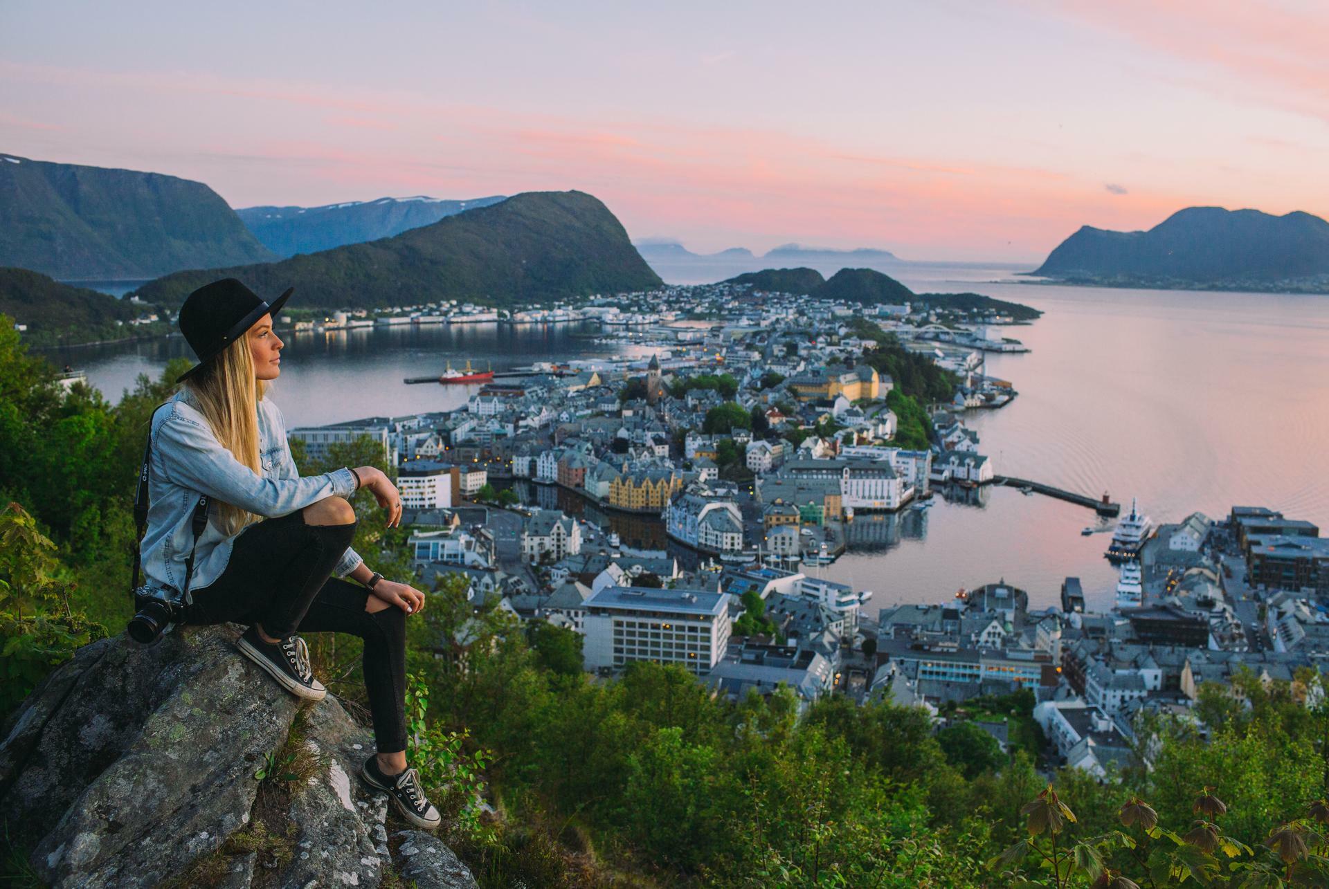 Hiking Adventure in the Norwegian Fjords@SamuelTaipale